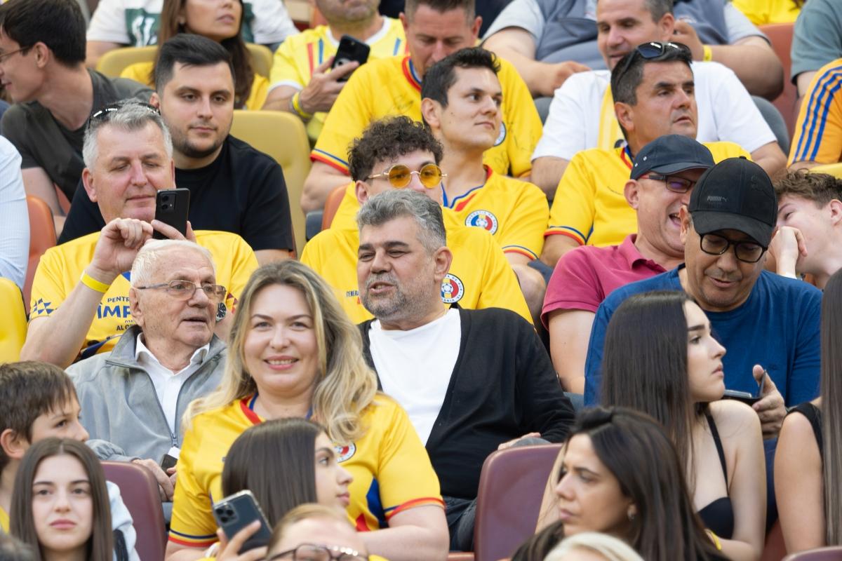 Mircea Rădulescu n-a avut loc pe banca naționalei, dar a stat la oficială cu Marcel Ciolacu și Victor Ponta