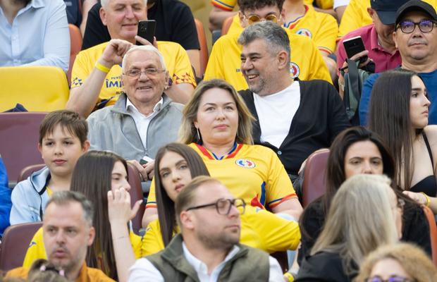 Mircea Rădulescu n-a avut loc pe banca naționalei, dar a stat la oficială cu Marcel Ciolacu și Victor Ponta