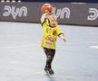 Băiatul islandezului Ymir Orn Gislason (26 de ani) a coborât pe parchet la Final Four-ul de la Hamburg / FOTO: Cristi Preda (GSP.ro)