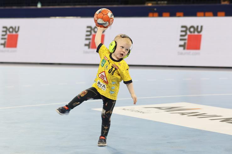 Băiatul islandezului Ymir Orn Gislason (26 de ani) a coborât pe parchet la Final Four-ul de la Hamburg / FOTO: Cristi Preda (GSP.ro)