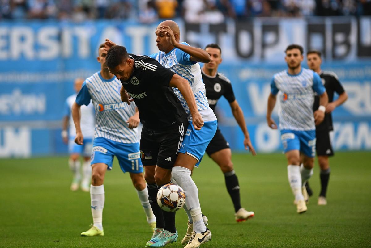 Ce nu s-a văzut la TV la meciul U Craiova - U Cluj » Un spectator a aruncat cu un obiect spre arbitrul Marcel Bîrsan, ce riscă oltenii