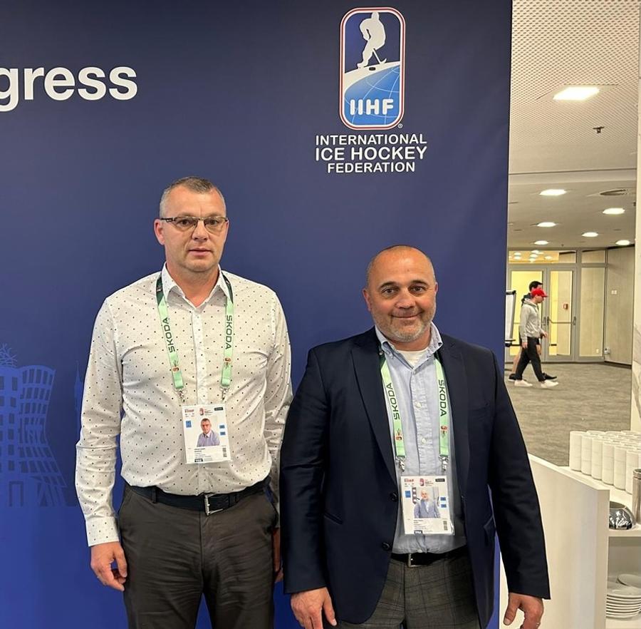 Csaba Benedek, secretarul general (stânga), și Attila Nagy, președintele FRHG România va găzdui la Sfântu Gheorghe grupa de Campionat Mondial a naționalei de hochei de anul viitor