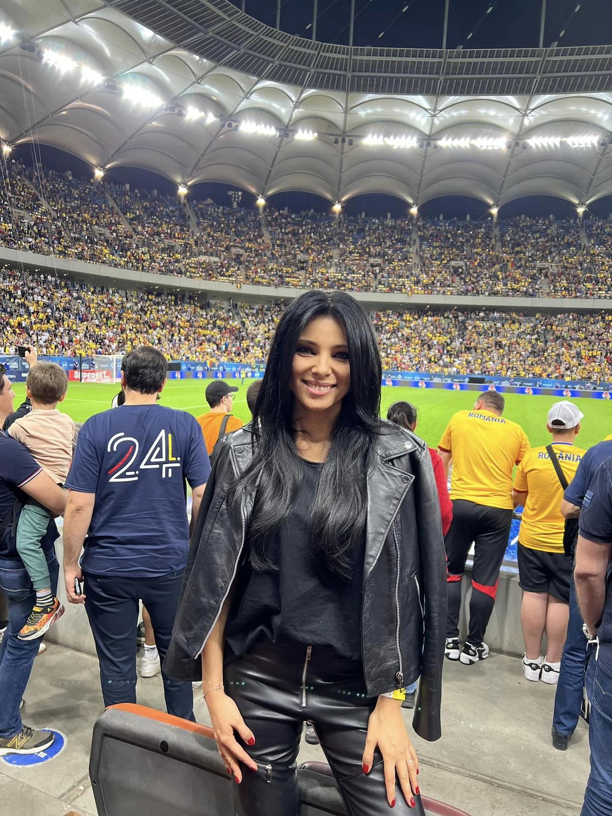 Corina Caragea a ajuns la Munchen! Într-o fustă scurtă, prezentatoarea de la Pro TV a făcut furori înainte de meciul România - Ucraina