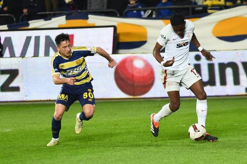 Olimpiu Moruțan, stânga, a retrogradat cu Ankaragucu în liga a doua / Foto: Imago