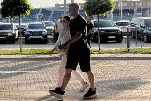 Daniel Pops (28 de ani), atacantul care cel mai probabil va juca pentru FCSB din sezonul viitor urmărește barajul pentru Conference League dintre CSU Craiova și U Cluj din tribunele stadionului Ion Oblemenco.