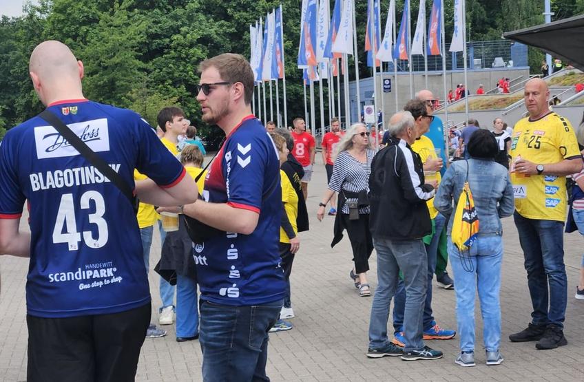 Fanii lui Flensburg și cei ai lui Rhein-Neckar Lowen petrec împreună cu două ore înaintea zilei decisive din Final Four / FOTO: Sebastian Culea (GSP.ro)