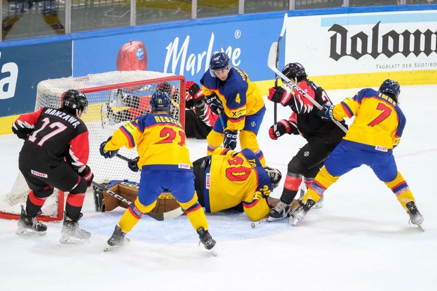 Fază din meciul România - Japonia de la CM, Divizia I, grupa A Foto: IHF România va găzdui la Sfântu Gheorghe grupa de Campionat Mondial a naționalei de hochei de anul viitor