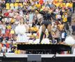 Arena Națională, 25 mai. Meciul de retragere al Generației de Aur, care a învins selecţionata Legendelor Lumii, cu scorul de 3-2. Loredana Groza, show înainte de meci FOTO: Ionuț Iordache (GSP)