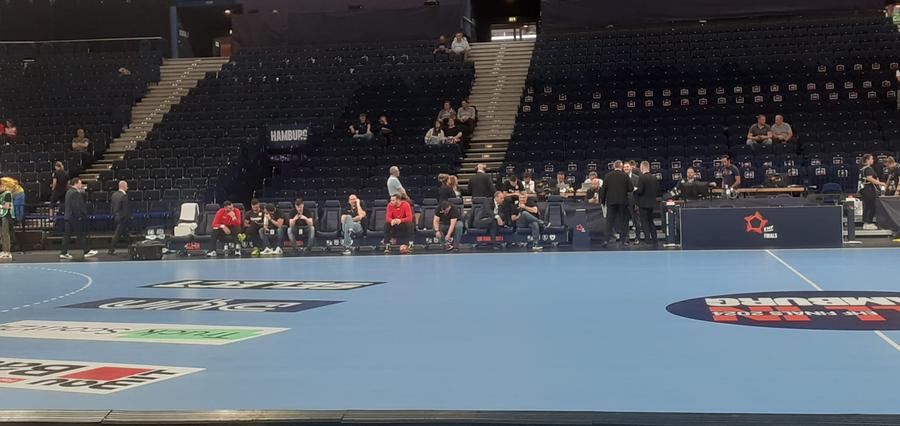 Xavi Pascual supraveghează încălzirea elevilor lui Dinamo, eșec DRAMATIC în meciul pentru „bronzul” din European League: bară la ultima fază » Prestație onorantă pentru campionii României