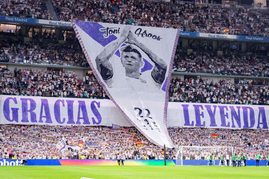 Scenografia impresionantă dedicată pe „Bernabeu” de fanii blancos lui Toni Kroos / Foto: Imago ¡Gracias, leyenda. Por todo!