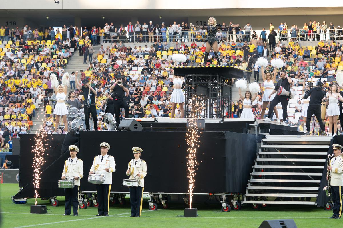 Loredana Groza, show de excepție pe Arena Națională! Apariție electizantă pe motocicletă și spectacol de zile mari