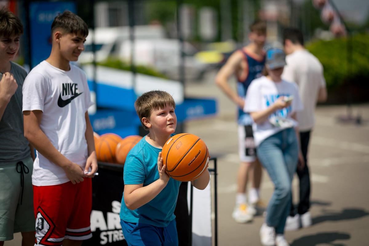 A plouat cu coșuri la Sport Arena Streetball Iași! Sute de participanți au făcut spectacol pe terenurile de baschet