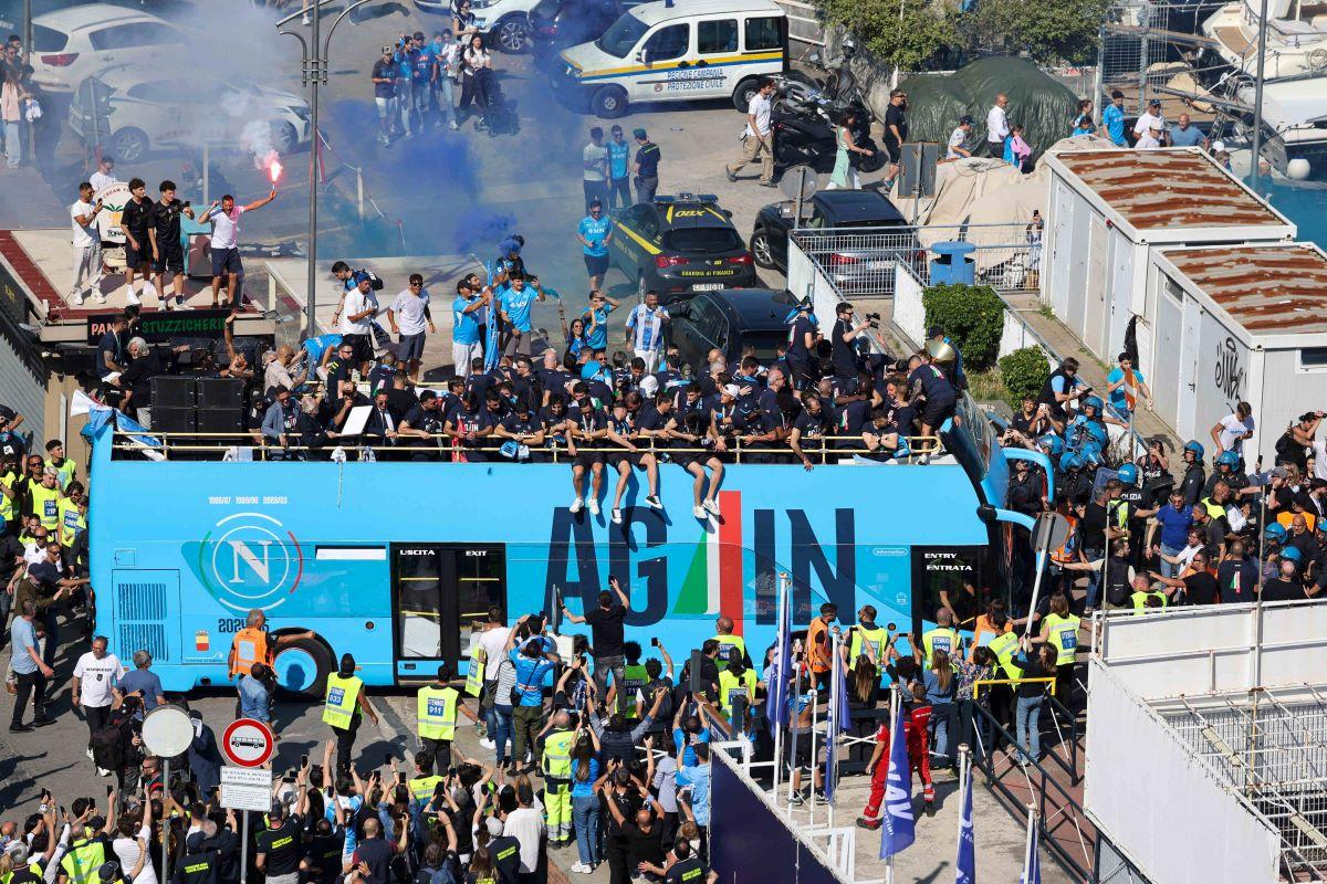 „Mamma mia, e incredibil!”» 200.000 de fani ai lui Napoli și-au aclamat campionii care au defilat pe faleză