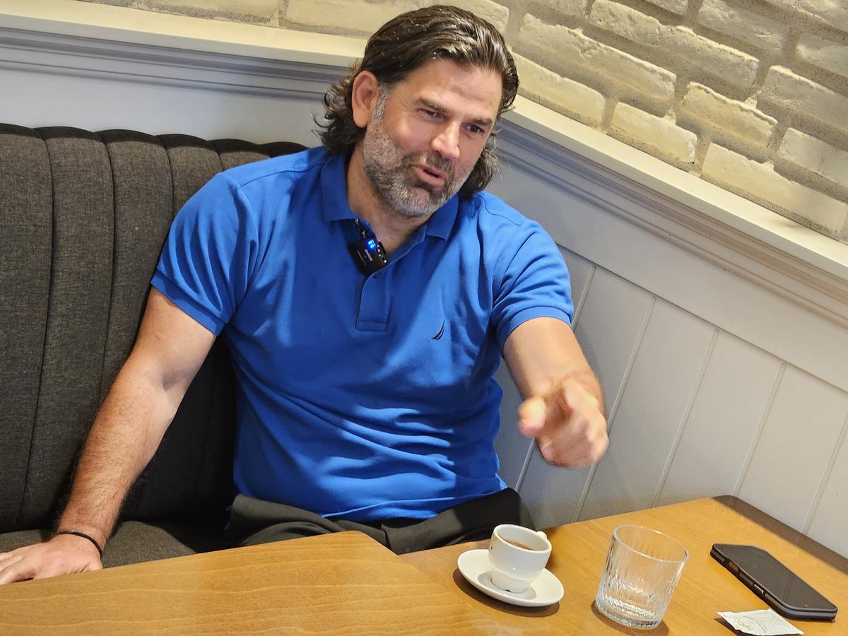 „Ne certam între noi: cine e mai frumos, eu sau tu? Ne-am dus peste Mircea Lucescu, iar el era gol, abia ieșise din duș”