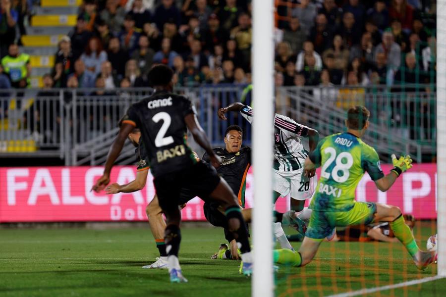 Ionuț Radu a primit câte trei goluri la ultimele două meciuri în poarta Veneziei, 0-3 la Cagliari și 2-3 cu Juventus / Foto: Imago Reacția lui Ionuț Radu după retrogradarea cu Venezia » „M-a salvat! Nu știu ce să spun, va trebui să discutăm”