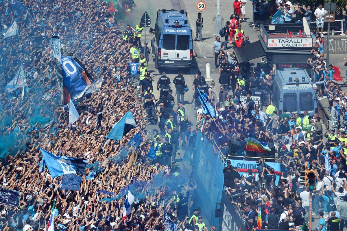 „Mamma mia, e incredibil!”» 200.000 de fani ai lui Napoli și-au aclamat campionii care au defilat pe faleză