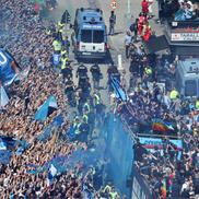 Parada jucătorilor lui Antonio Conte pe faleza din Napoli după titlul câștigat în Serie A / Foto: Imago