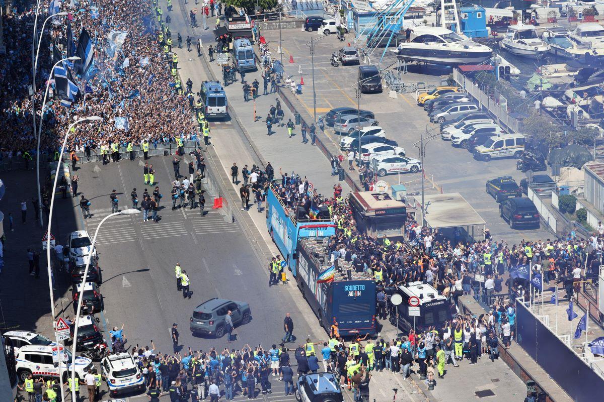 „Mamma mia, e incredibil!”» 200.000 de fani ai lui Napoli și-au aclamat campionii care au defilat pe faleză