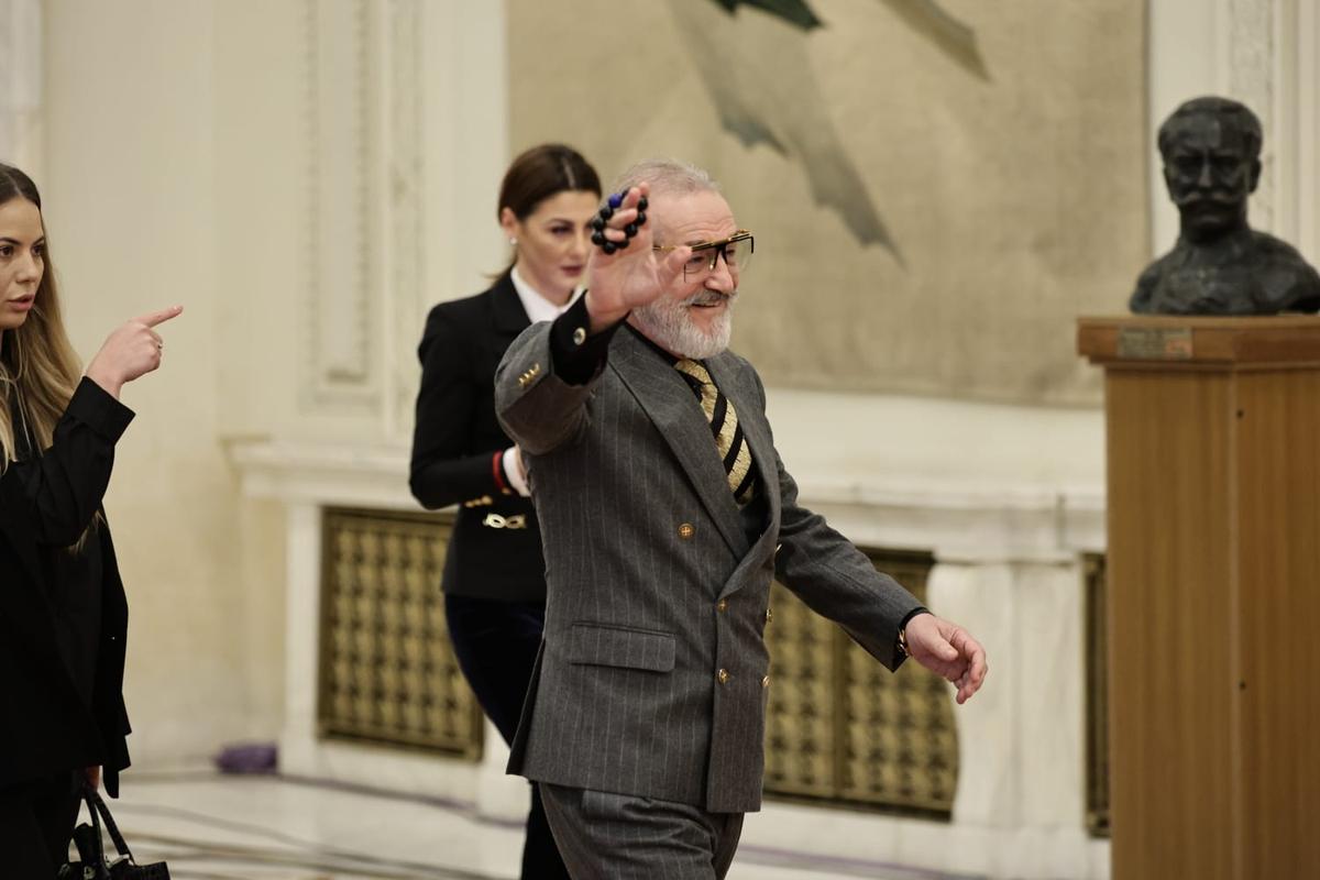 Gigi Becali a fost prezent la ceremonia de învestire a lui Nicușor Dan și a taxat protestul ratat de transmisiunea oficială: „E urât! De ce ai mai venit?”