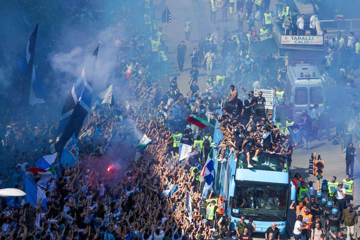 „Mamma mia, e incredibil!”» 200.000 de fani ai lui Napoli și-au aclamat campionii care au defilat pe faleză