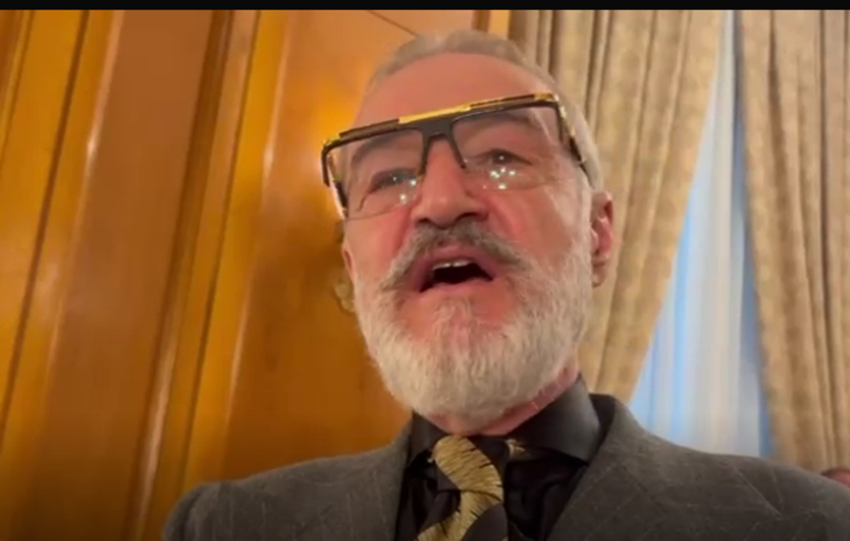 Gigi Becali a fost prezent la ceremonia de învestire a lui Nicușor Dan și a taxat protestul ratat de transmisiunea oficială: „E urât! De ce ai mai venit?”