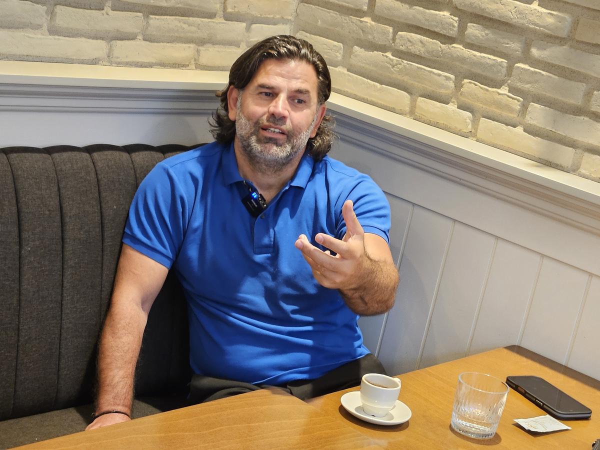 „Ne certam între noi: cine e mai frumos, eu sau tu? Ne-am dus peste Mircea Lucescu, iar el era gol, abia ieșise din duș”