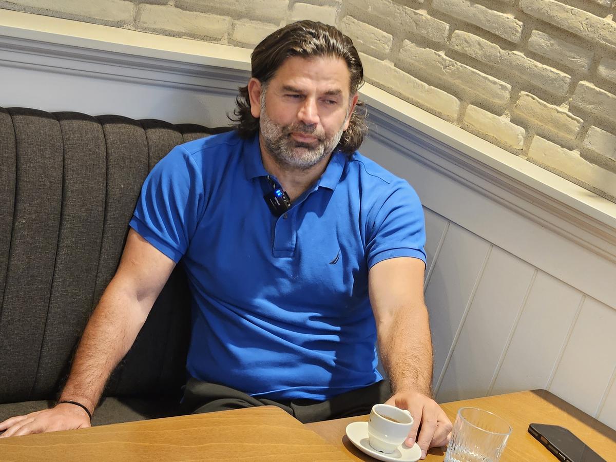 „Ne certam între noi: cine e mai frumos, eu sau tu? Ne-am dus peste Mircea Lucescu, iar el era gol, abia ieșise din duș”