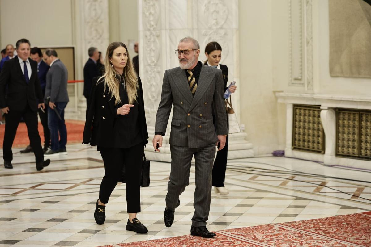 Gigi Becali a fost prezent la ceremonia de învestire a lui Nicușor Dan și a taxat protestul ratat de transmisiunea oficială: „E urât! De ce ai mai venit?”