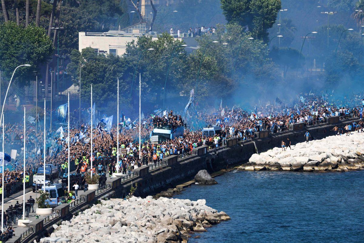 „Mamma mia, e incredibil!”» 200.000 de fani ai lui Napoli și-au aclamat campionii care au defilat pe faleză