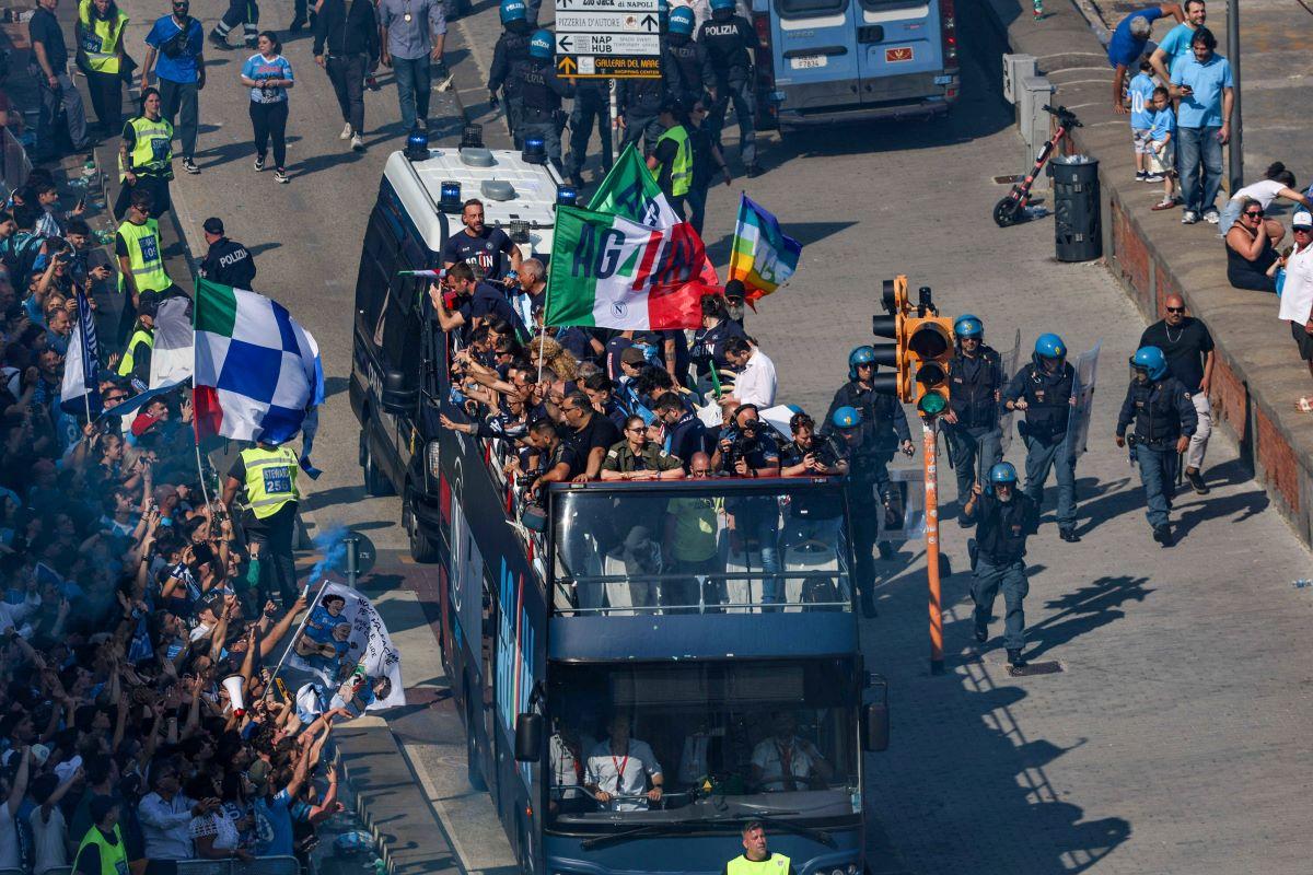 Sute de mii de fani la parada campionilor din Serie A pe străzile din Napoli