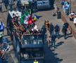 Parada jucătorilor lui Antonio Conte pe faleza din Napoli după titlul câștigat în Serie A / Foto: Imago