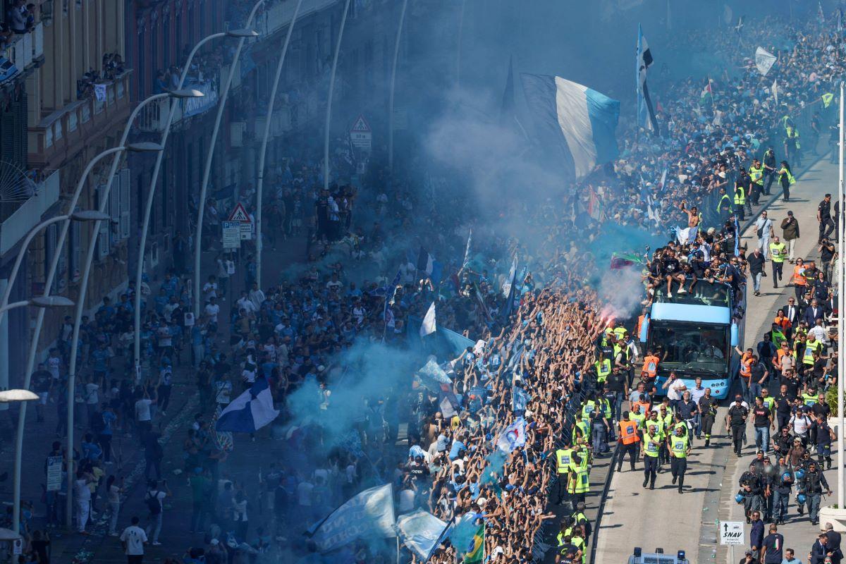 „Mamma mia, e incredibil!”» 200.000 de fani ai lui Napoli și-au aclamat campionii care au defilat pe faleză