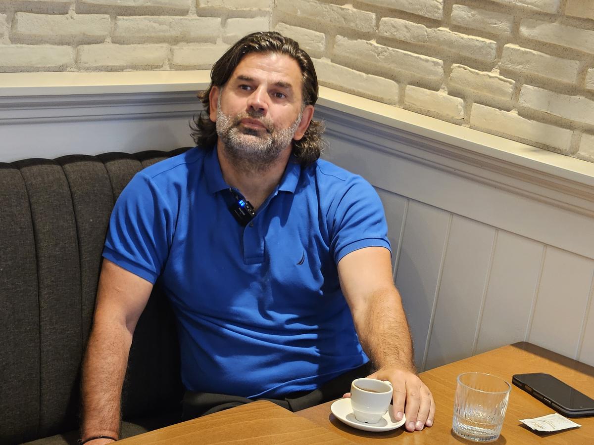 „Ne certam între noi: cine e mai frumos, eu sau tu? Ne-am dus peste Mircea Lucescu, iar el era gol, abia ieșise din duș”