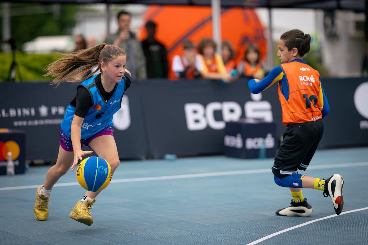 A plouat cu coșuri la Sport Arena Streetball Iași! Sute de participanți au făcut spectacol pe terenurile de baschet