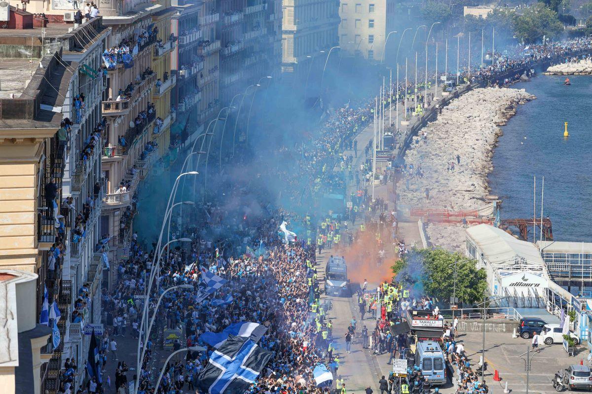 „Mamma mia, e incredibil!”» 200.000 de fani ai lui Napoli și-au aclamat campionii care au defilat pe faleză