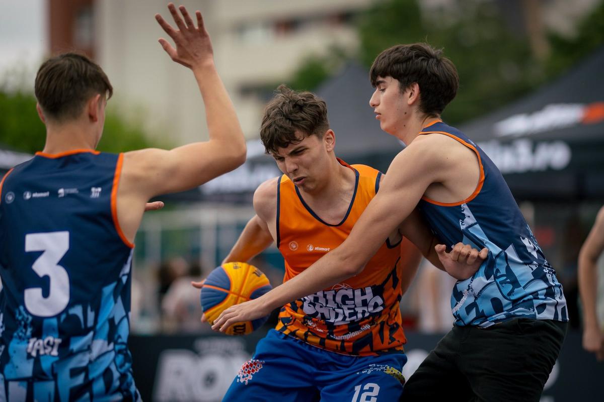 A plouat cu coșuri la Sport Arena Streetball Iași! Sute de participanți au făcut spectacol pe terenurile de baschet