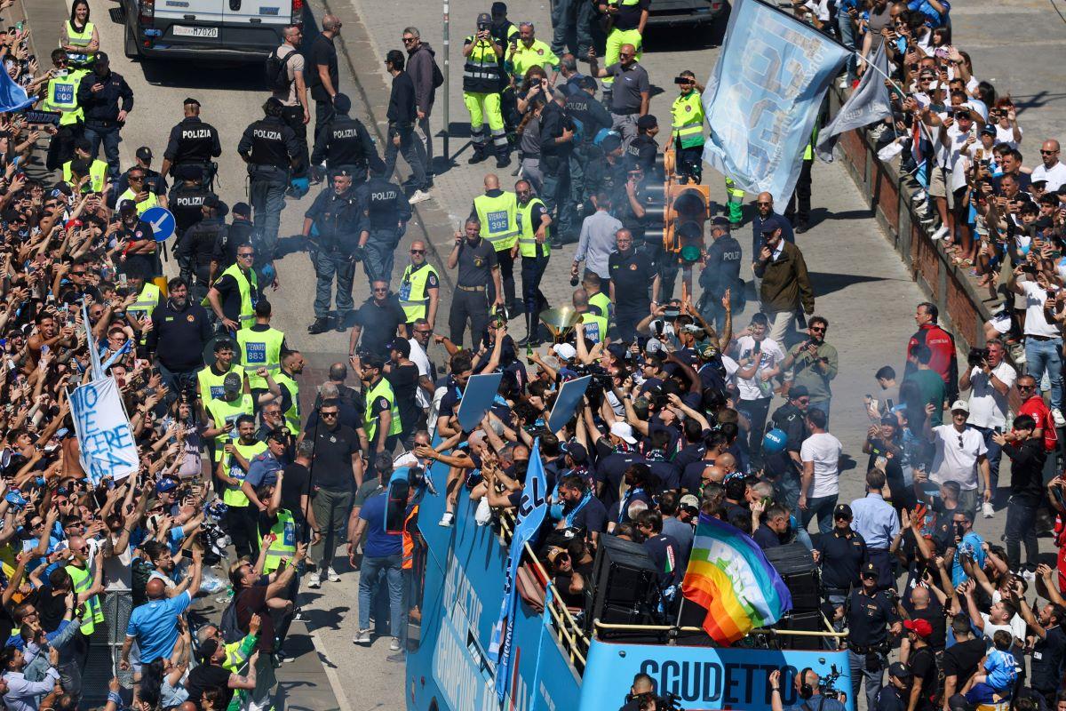 „Mamma mia, e incredibil!”» 200.000 de fani ai lui Napoli și-au aclamat campionii care au defilat pe faleză