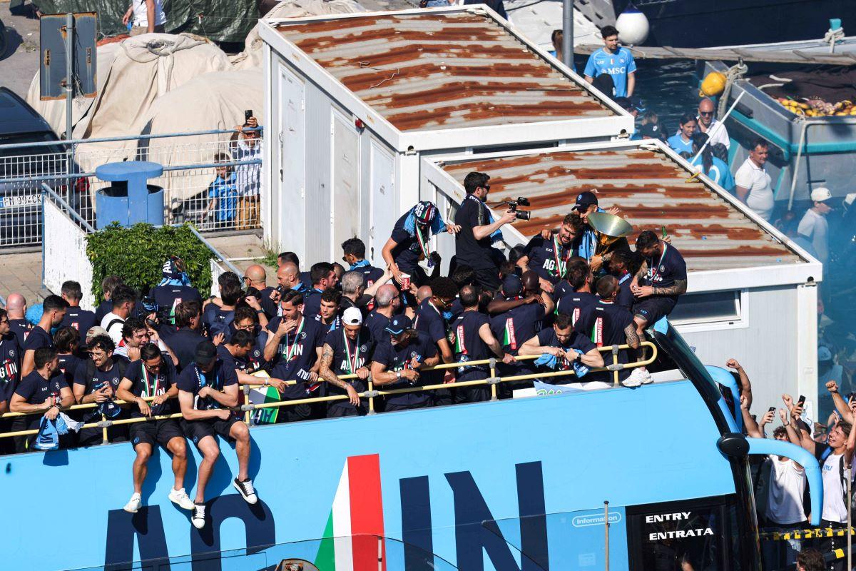 Sute de mii de fani la parada campionilor din Serie A pe străzile din Napoli