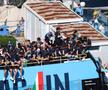 Parada jucătorilor lui Antonio Conte pe faleza din Napoli după titlul câștigat în Serie A / Foto: Imago