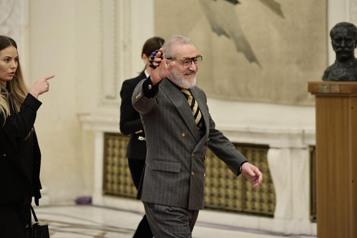 Gigi Becali a fost prezent la ceremonia de învestire a lui Nicușor Dan și a taxat protestul ratat de transmisiunea oficială: „E urât! De ce ai mai venit?”