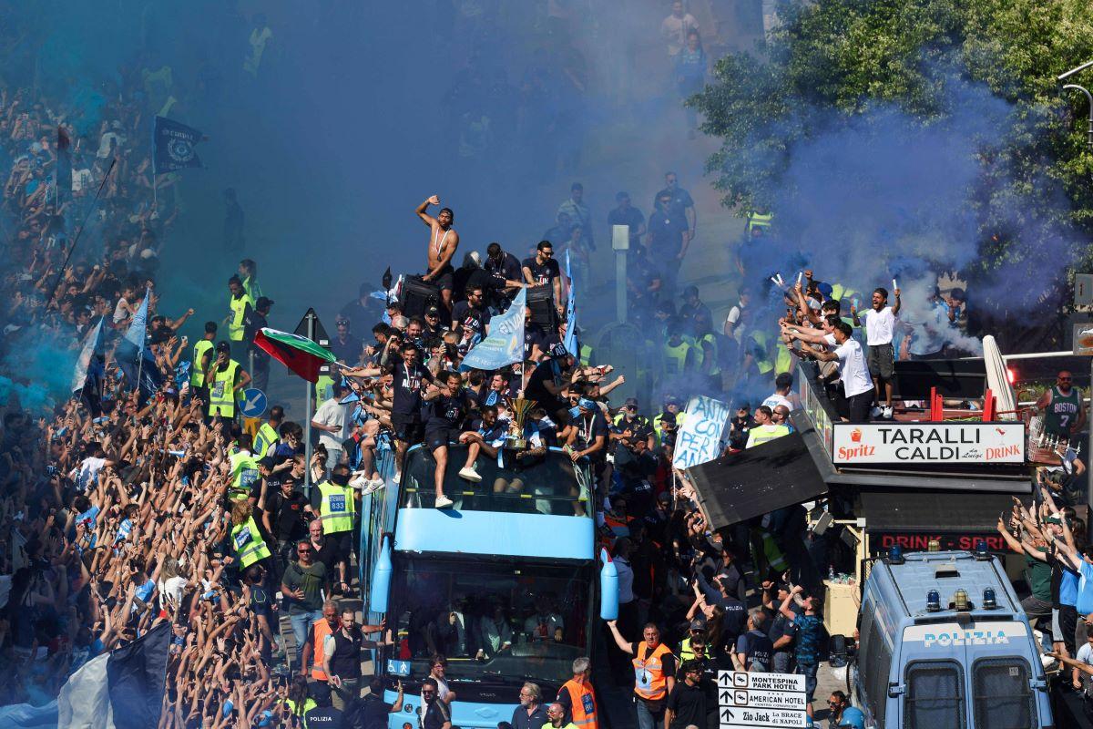 Sute de mii de fani la parada campionilor din Serie A pe străzile din Napoli