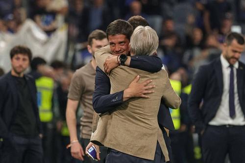Cristi Chivu a fost îmbrățișat de președintele Kyle Krause după victoria salvatoare a Parmei, 3-2 cu Atalanta / Foto: Imago