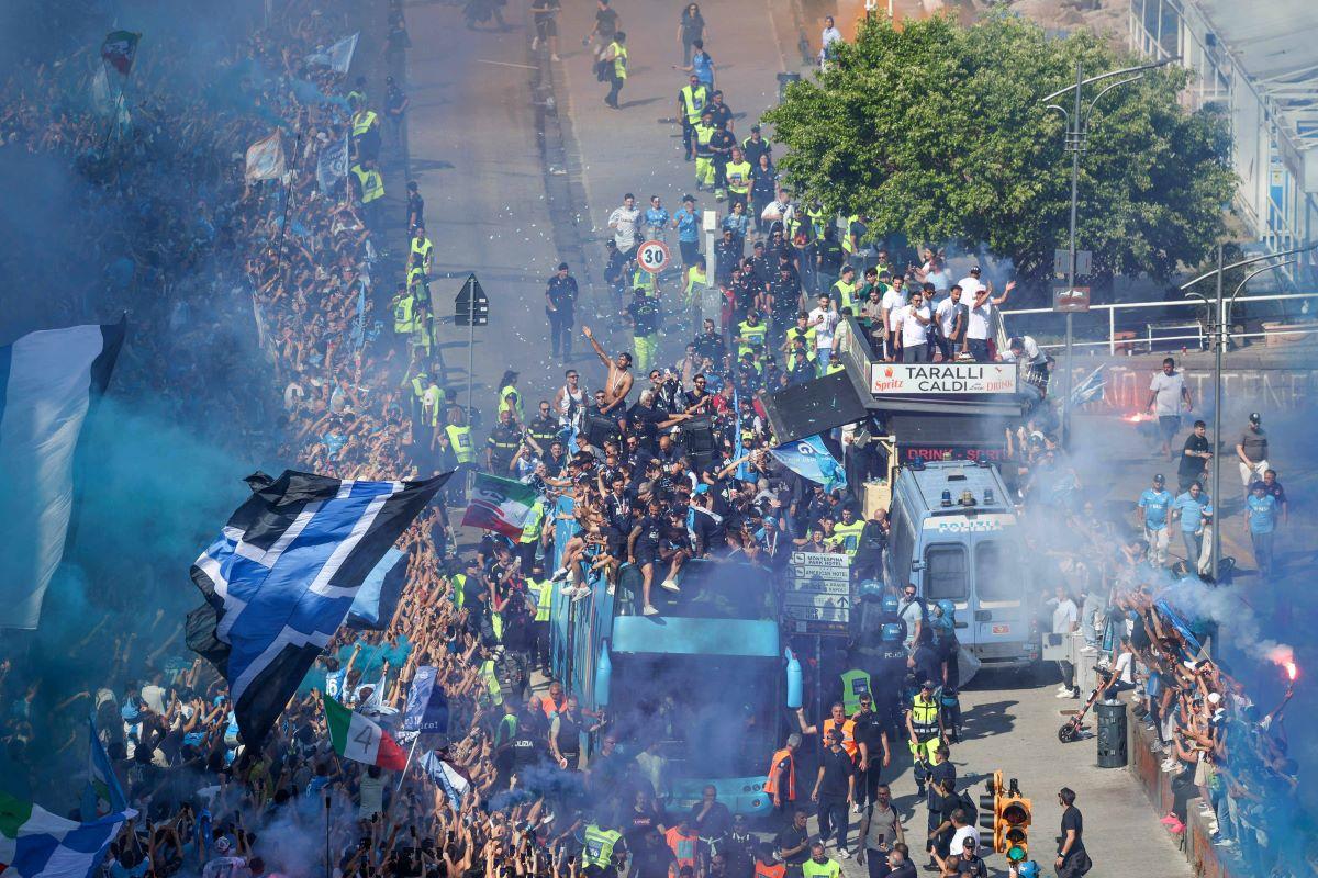 „Mamma mia, e incredibil!”» 200.000 de fani ai lui Napoli și-au aclamat campionii care au defilat pe faleză