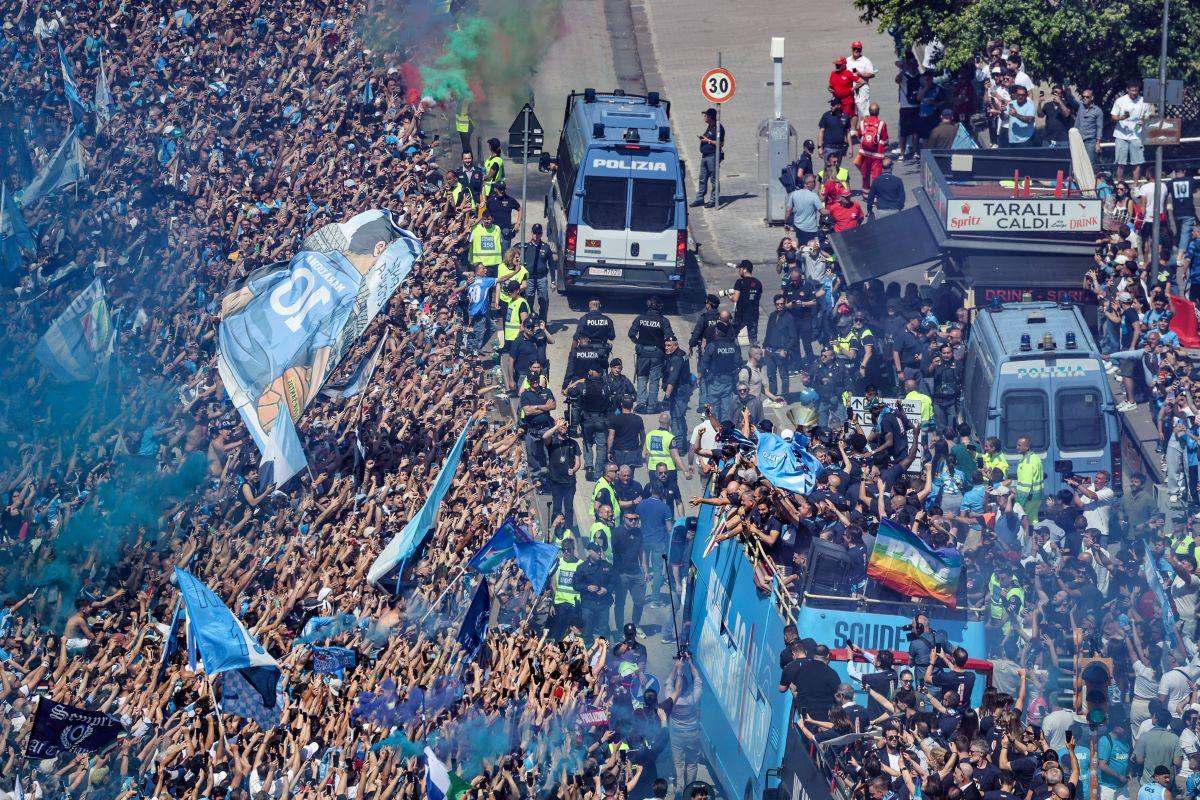 „Mamma mia, e incredibil!”» 200.000 de fani ai lui Napoli și-au aclamat campionii care au defilat pe faleză