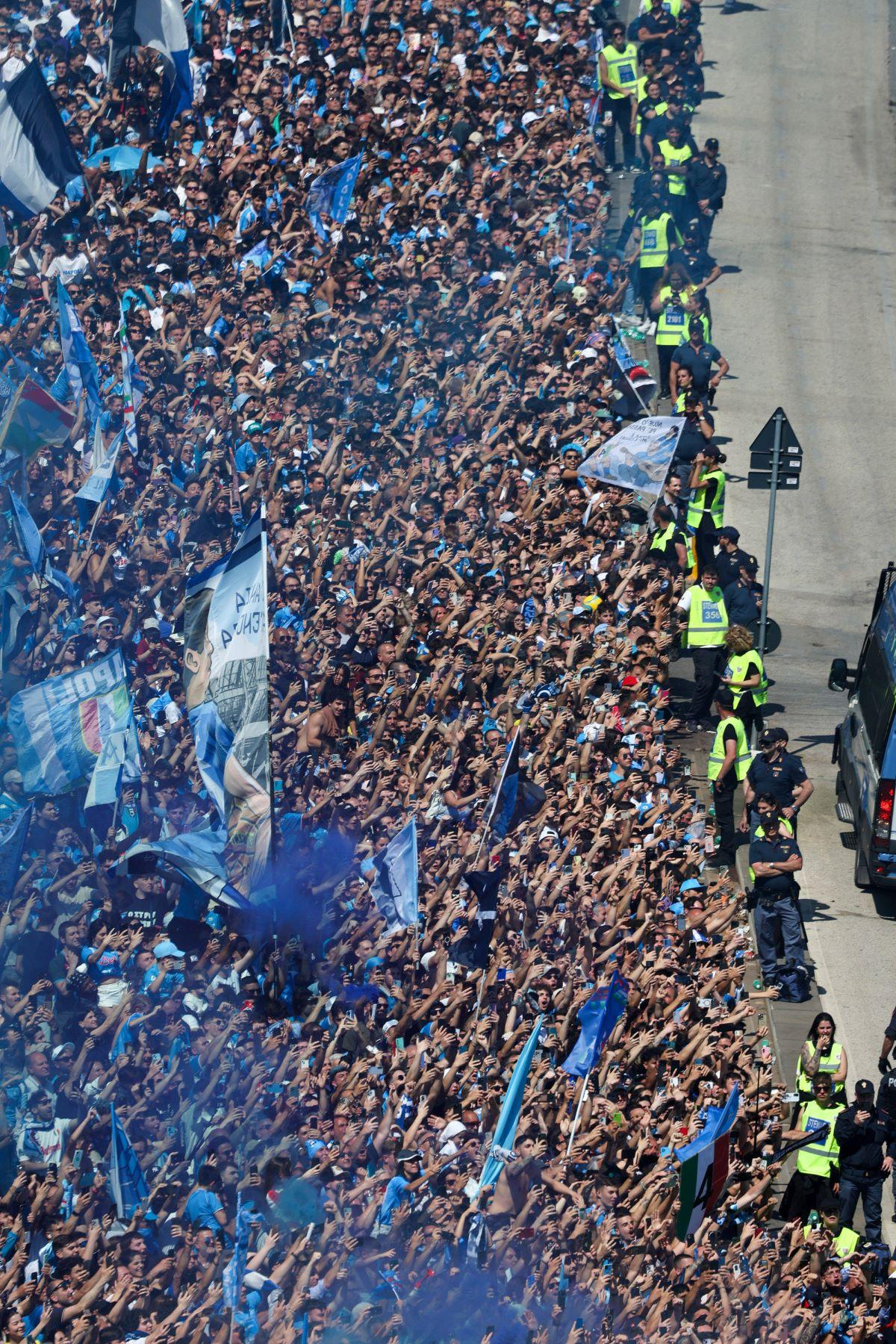 „Mamma mia, e incredibil!”» 200.000 de fani ai lui Napoli și-au aclamat campionii care au defilat pe faleză