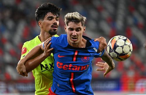 Guilherme Soares în duel cu David Miculescu  / FOTO: Imago