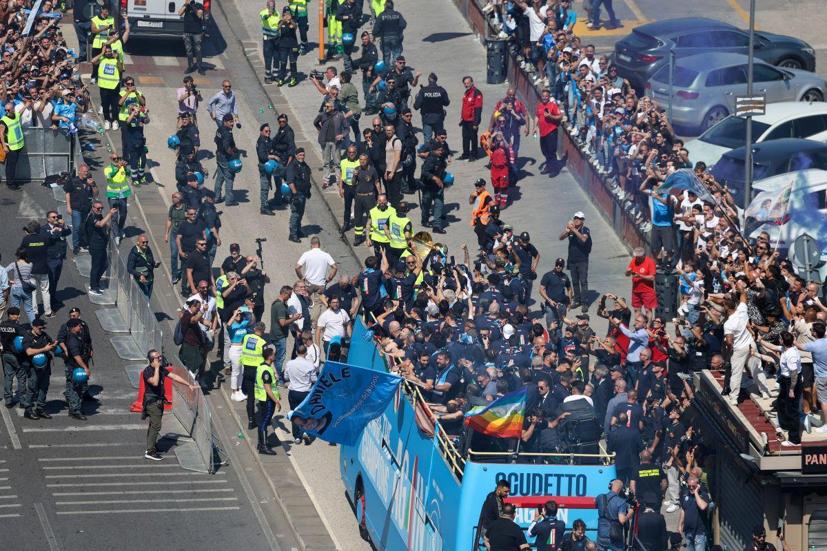 „Mamma mia, e incredibil!”» 200.000 de fani ai lui Napoli și-au aclamat campionii care au defilat pe faleză