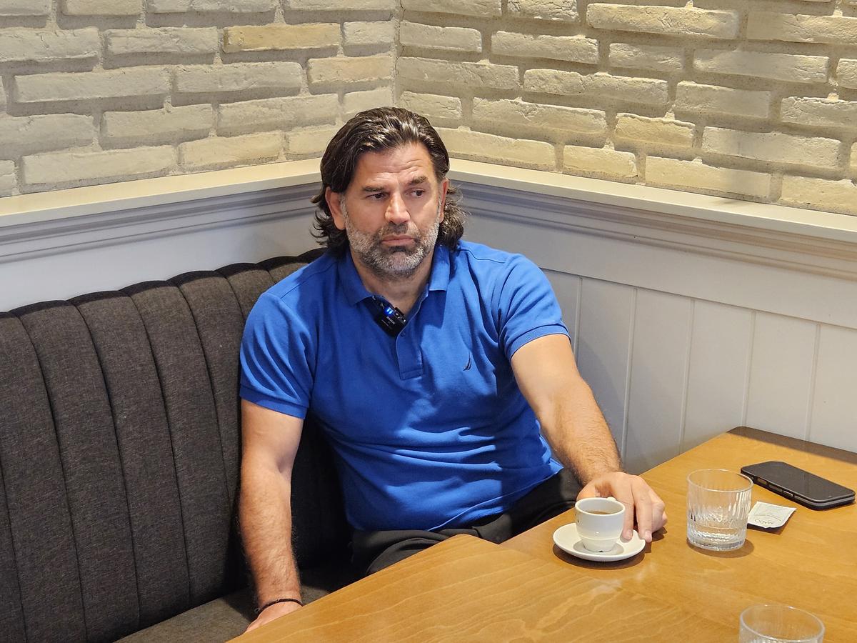 „Ne certam între noi: cine e mai frumos, eu sau tu? Ne-am dus peste Mircea Lucescu, iar el era gol, abia ieșise din duș”
