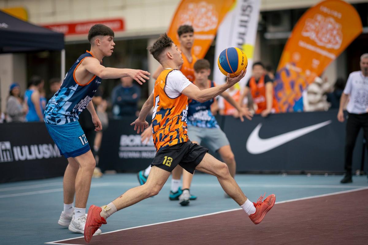 A plouat cu coșuri la Sport Arena Streetball Iași! Sute de participanți au făcut spectacol pe terenurile de baschet