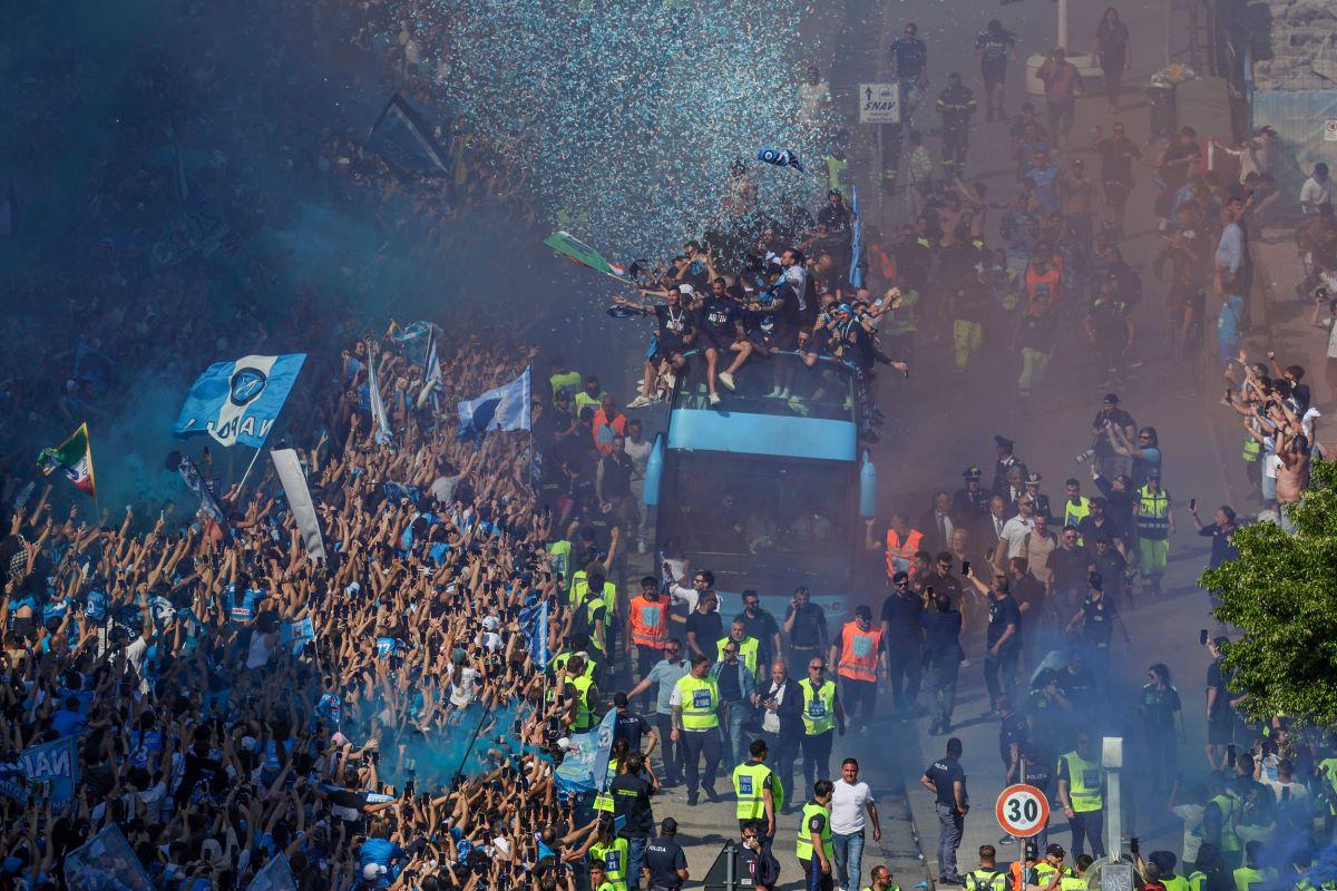 Sute de mii de fani la parada campionilor din Serie A pe străzile din Napoli